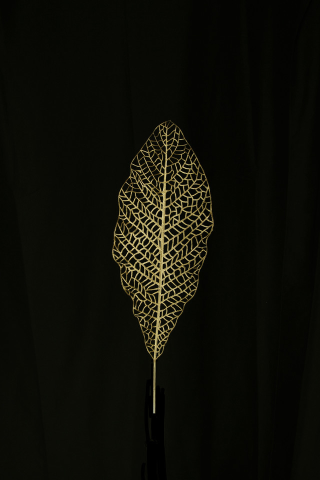 FLOWER FLOWERS ARTIFICIAL ARTIFICIALS SPRAY SPRAYS SPRAIE STEM STEMS GOLD GOLDS SOLID SOLIDS SKELETON SKELETONS JUNGLE JUNGLES LEAF LEAFS