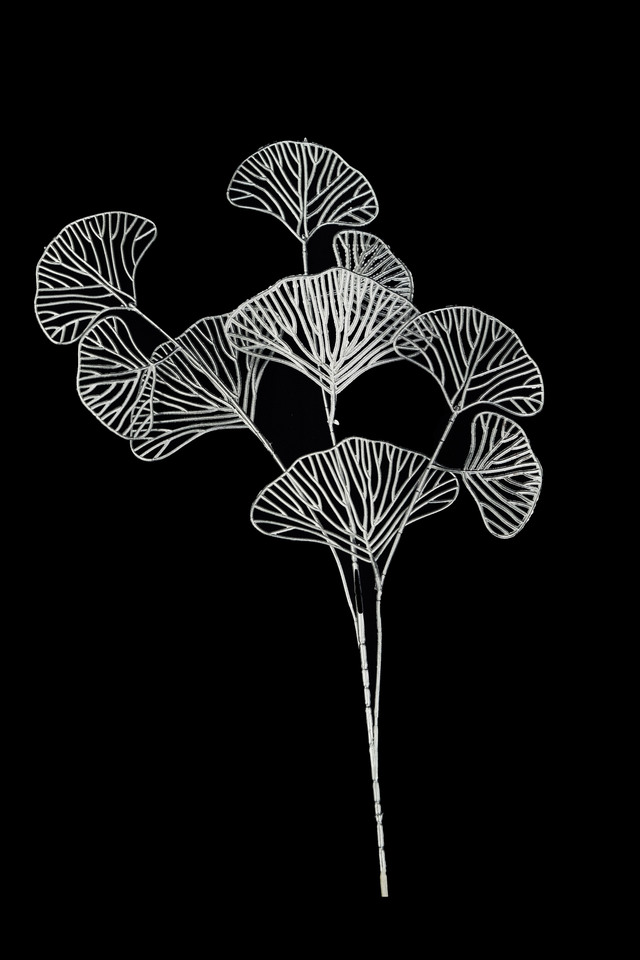 FLOWER FLOWERS ARTIFICIAL ARTIFICIALS SPRAY SPRAYS SPRAIE STEM STEMS SILVER SILVERS SOLID SOLIDS SKELETON SKELETONS GINGO GINGOS LEAF LEAFS